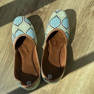 Never worn Indian  ethnic shoes.